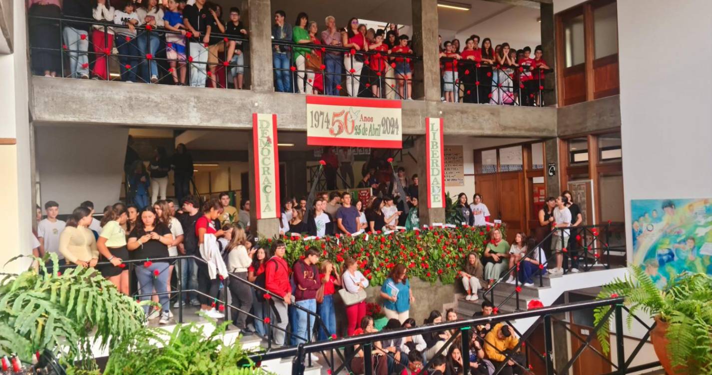 Escola de Santo António assinalou os 50 anos do 25 de Abril com programa alargado