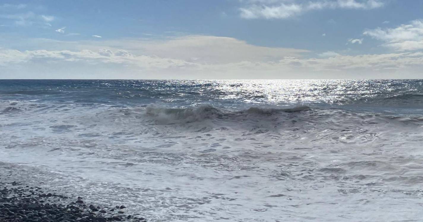 Forte ondulação sentida na costa oeste (com fotos)