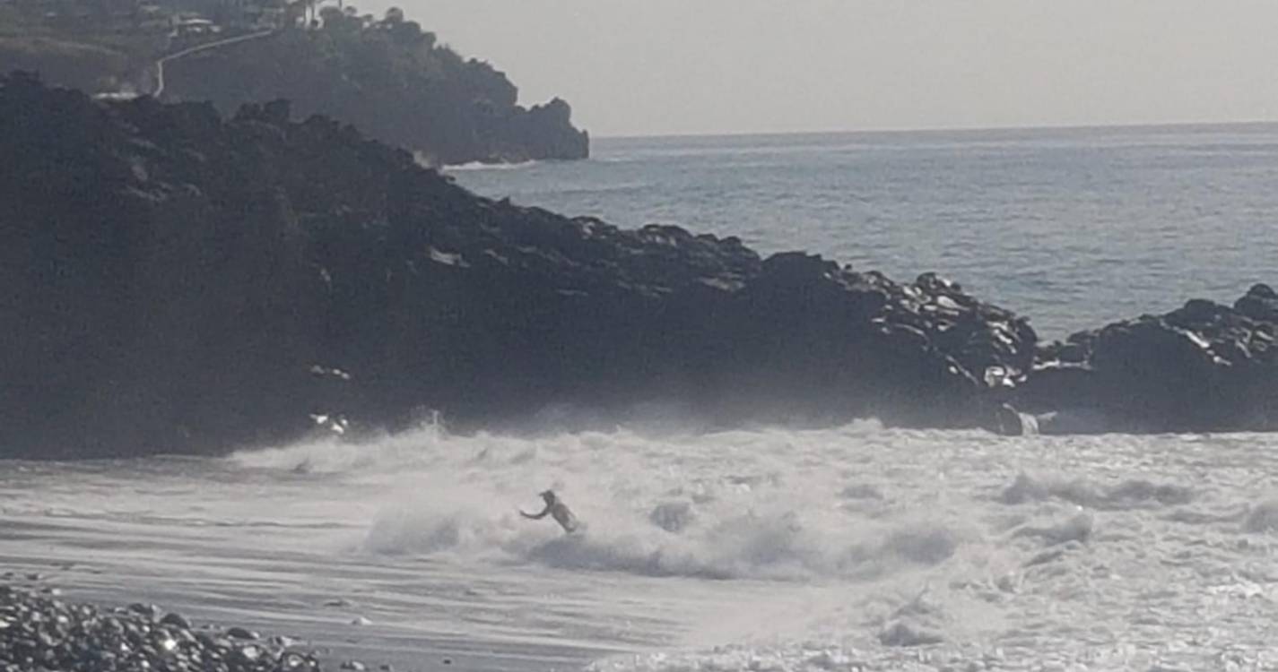 Turistas desafiam ondas na Praia Formosa (com fotos)