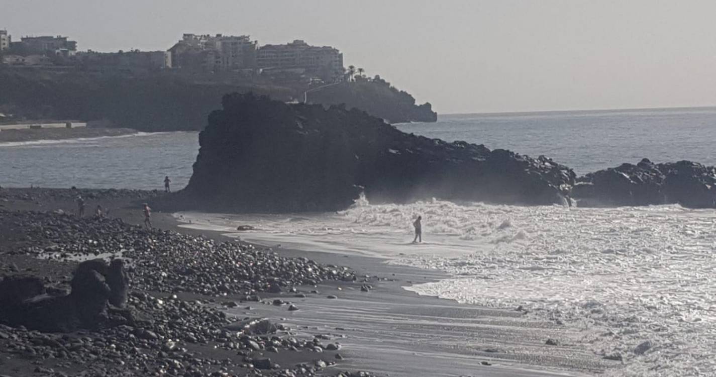 Turistas desafiam ondas na Praia Formosa (com fotos)