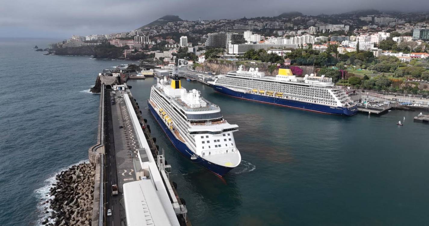 Navios ‘gémeos’ encontram-se no porto do Funchal (com fotos)