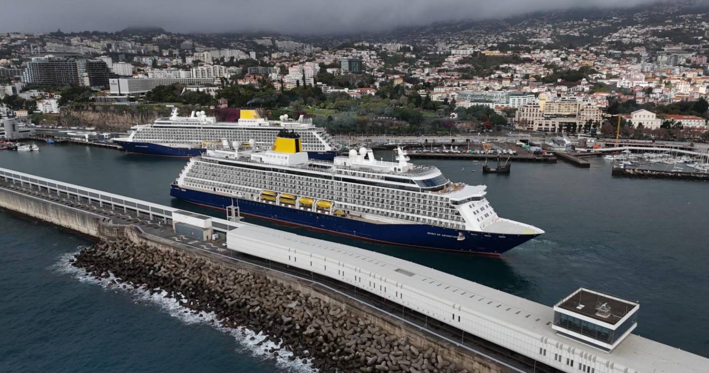 Navios ‘gémeos’ encontram-se no porto do Funchal (com fotos)