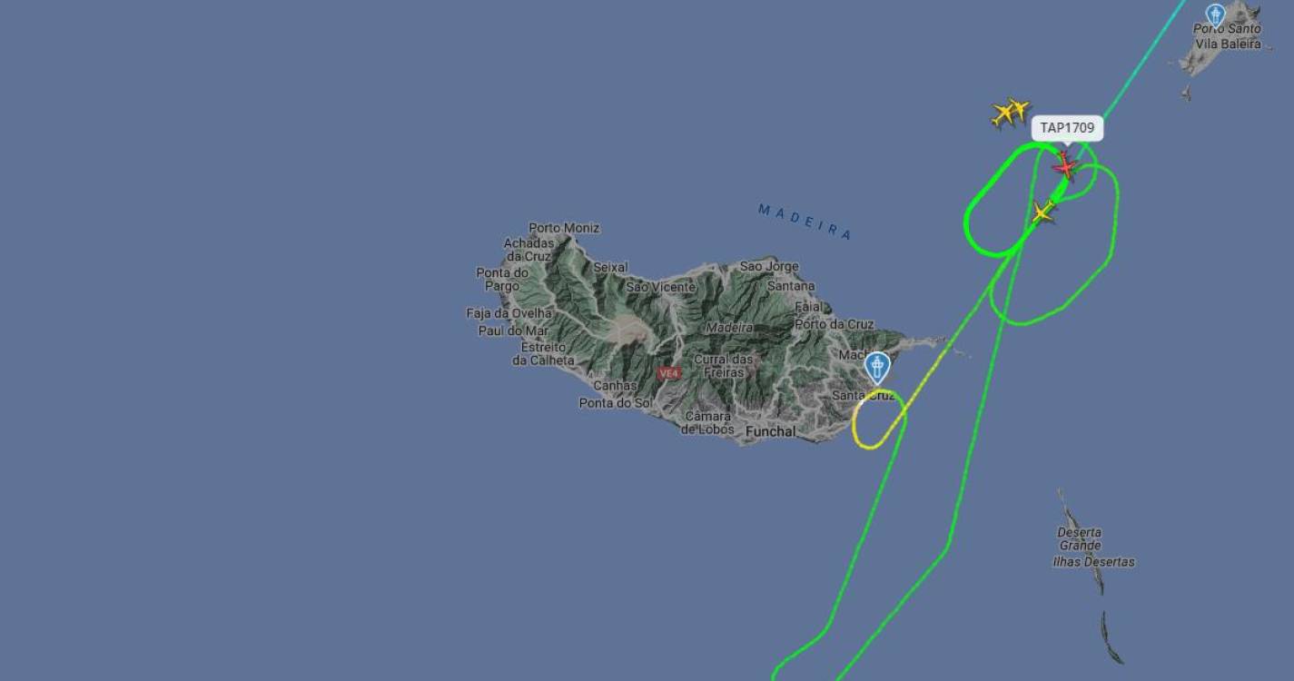 Quatro aviões às voltas no ar e um divergido do Aeroporto da Madeira