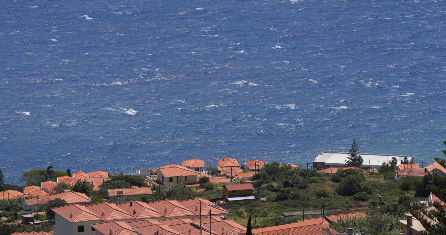 Capitania cancela aviso de agitação marítima forte, mas mantém alerta de vento