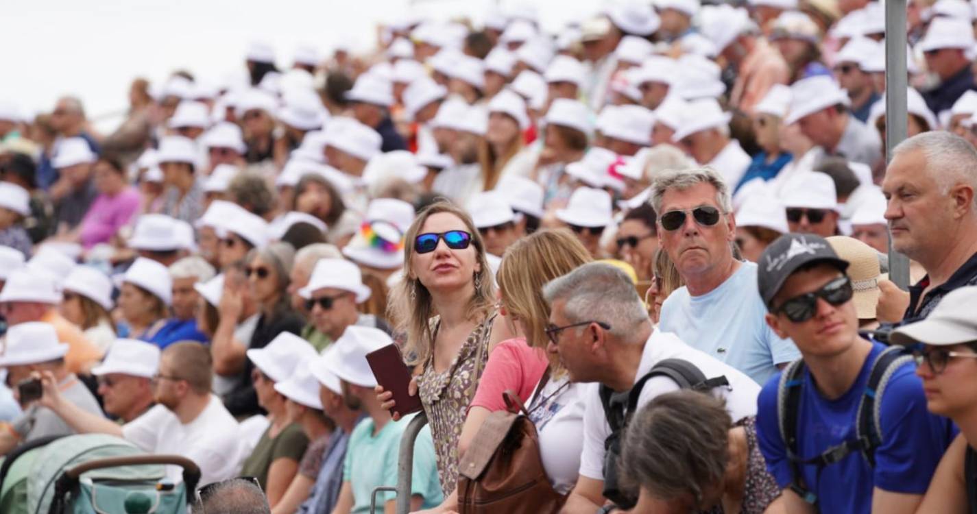 Milhares de residentes e turistas aguardam pelo Cortejo da Flor (com fotos)