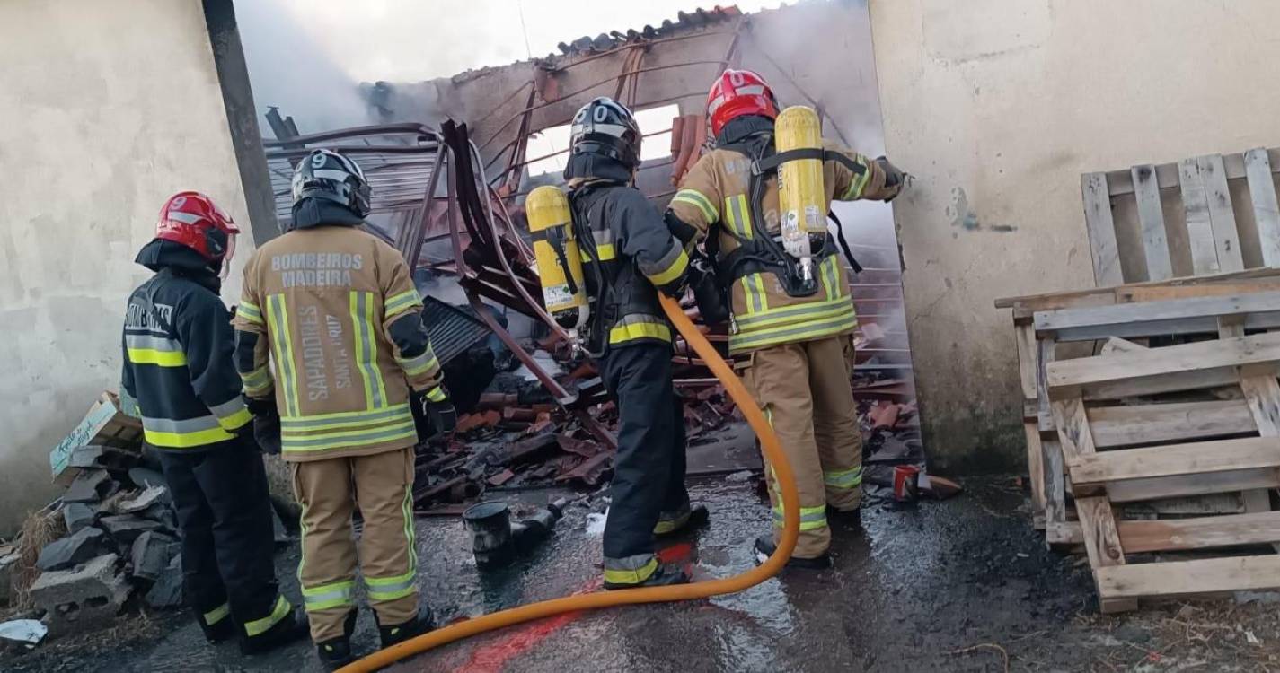 Fogo em armazém no Ribeiro Serrão mobiliza sete bombeiros