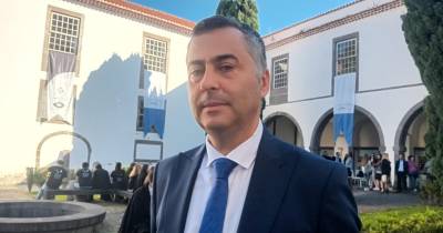 O ministro falava aos jornalistas antes da cerimónia que assinala os 35 anos da academia madeirense.