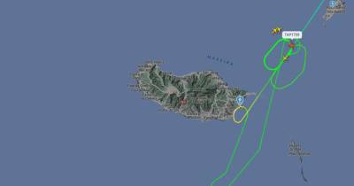 Quatro aviões às voltas no ar e um divergido do Aeroporto da Madeira