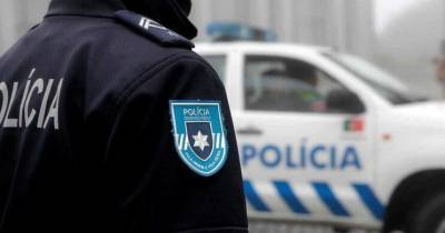 O agente foi abordado por um casal, cerca das 03:30, em Algés, e sob ameaça de arma de fogo foi obrigado a ir ao multibanco e, posteriormente, a casa.