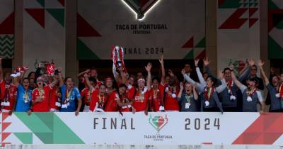 As jogadoras do Benfica festejam a conquista da Taça de Portugal de futebol feminino após vencerem a final contra o Racing Power.