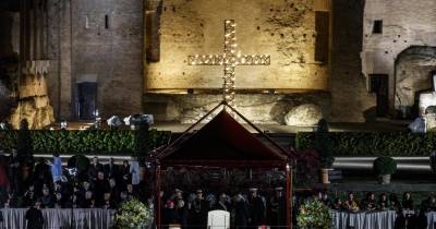 Ainda hoje, o Vaticano tinha informado que o Papa, de 87 anos, iria presidir à Via-Sacra.
