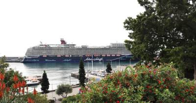 O navio chegou ontem ao porto do Funchal.
