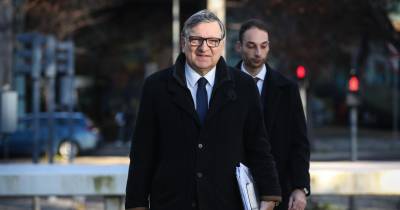 O antigo primeiro-ministro, José Manuel Durão Barroso, à chegada do tribunal para prestar depoimentos sobre o julgamento do caso EDP, no Campus de Justiça, em Lisboa.