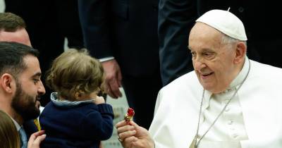 Papa lamenta roubo “cruel” da infância por causa de guerras, drogas ou migrações