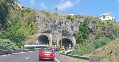 Colisão entre dois carros no Funchal resulta em chapa batida
