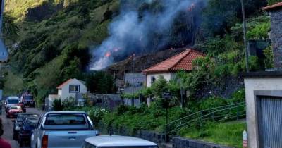 Incêndio perto das grutas de São Vicente