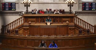 A deputada do Bloco de Esquerda (BE), Joana Mortágua, intervém durante o debate sobre Solução de dois Estados e o reconhecimento da independência da Palestina, na Assembleia da República, em Lisboa, 19 de dezembro de 2023.