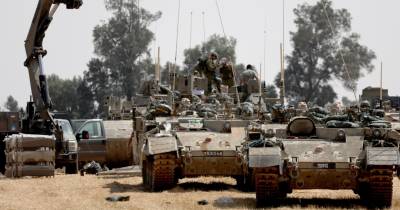 Tropas israelitas estão na fronteira próxima de Rafah prontas a intervir.