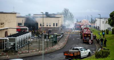 Incêndio no bloco operatório no hospital de Ponta Delgada que terá começado no quadro elétrico da unidade hospitalar e obrigou a retirar doentes.