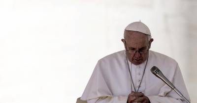 O pontífice lembrou também que a Igreja “precisa delas” porque “é mulher: é filha, é mãe, é esposa”.