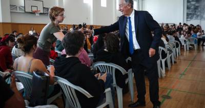 O Presidente da República, Marcelo Rebelo de Sousa, com uma ativista climática durante um encontro com alunos, na Escola Secundária Camões, em Lisboa.