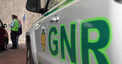 A GNR adianta que os suspeitos, três mulheres e um homem com idades entre os 41 e os 66 anos, foram detidos em flagrante delito.
