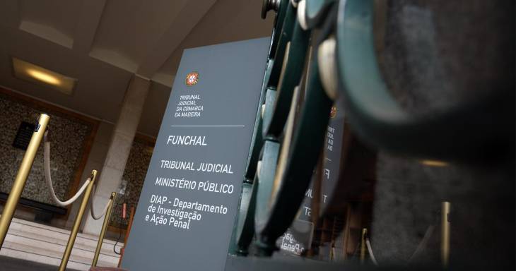 Detidos começaram a ser identificados no Juízo de Instrução Criminal do Funchal, no Palácio da Justiça.