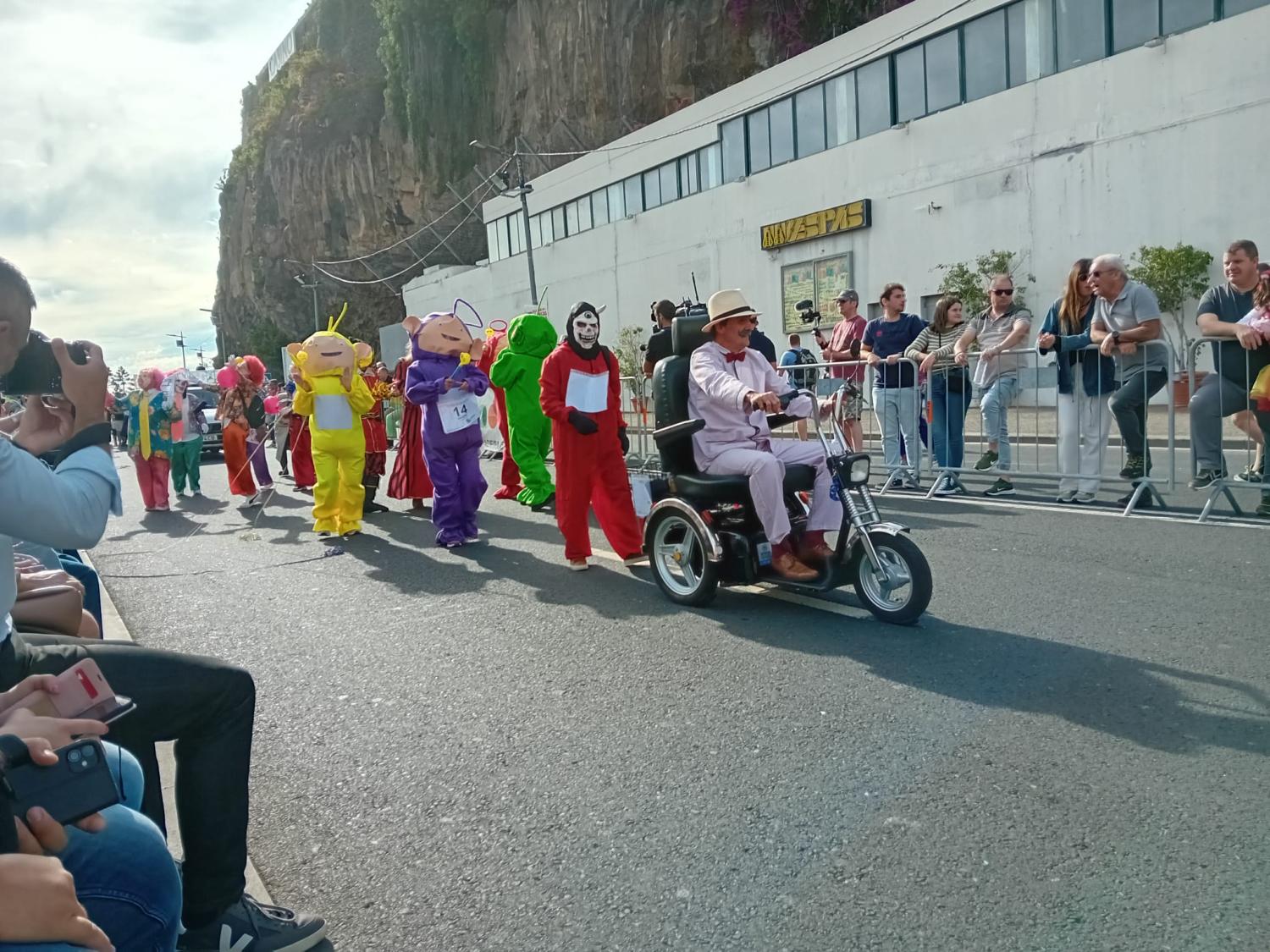 Já arrancou o Cortejo Trapalhão do Funchal, com muita música e animação