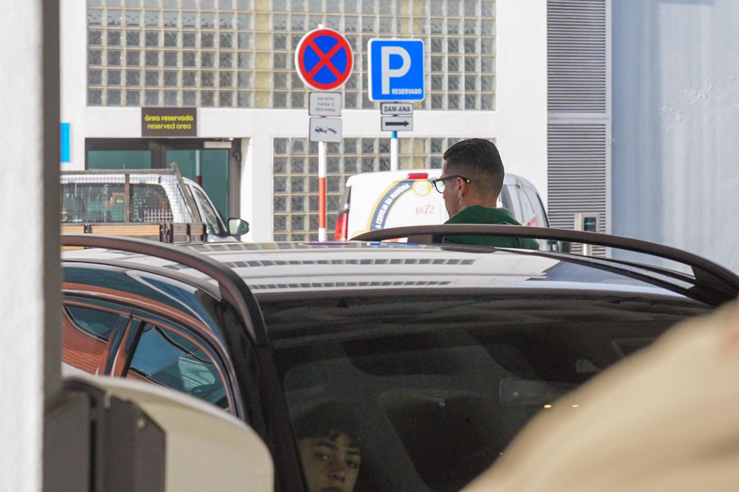 Cristiano Ronaldo viaja para o Dubai (com fotos)