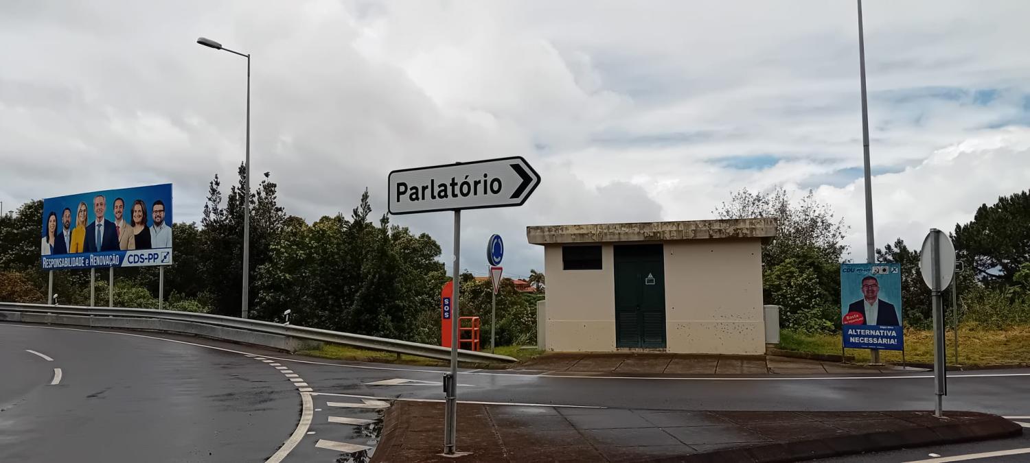 Cartazes de campanha eleitoral bem visíveis no centro de Santana