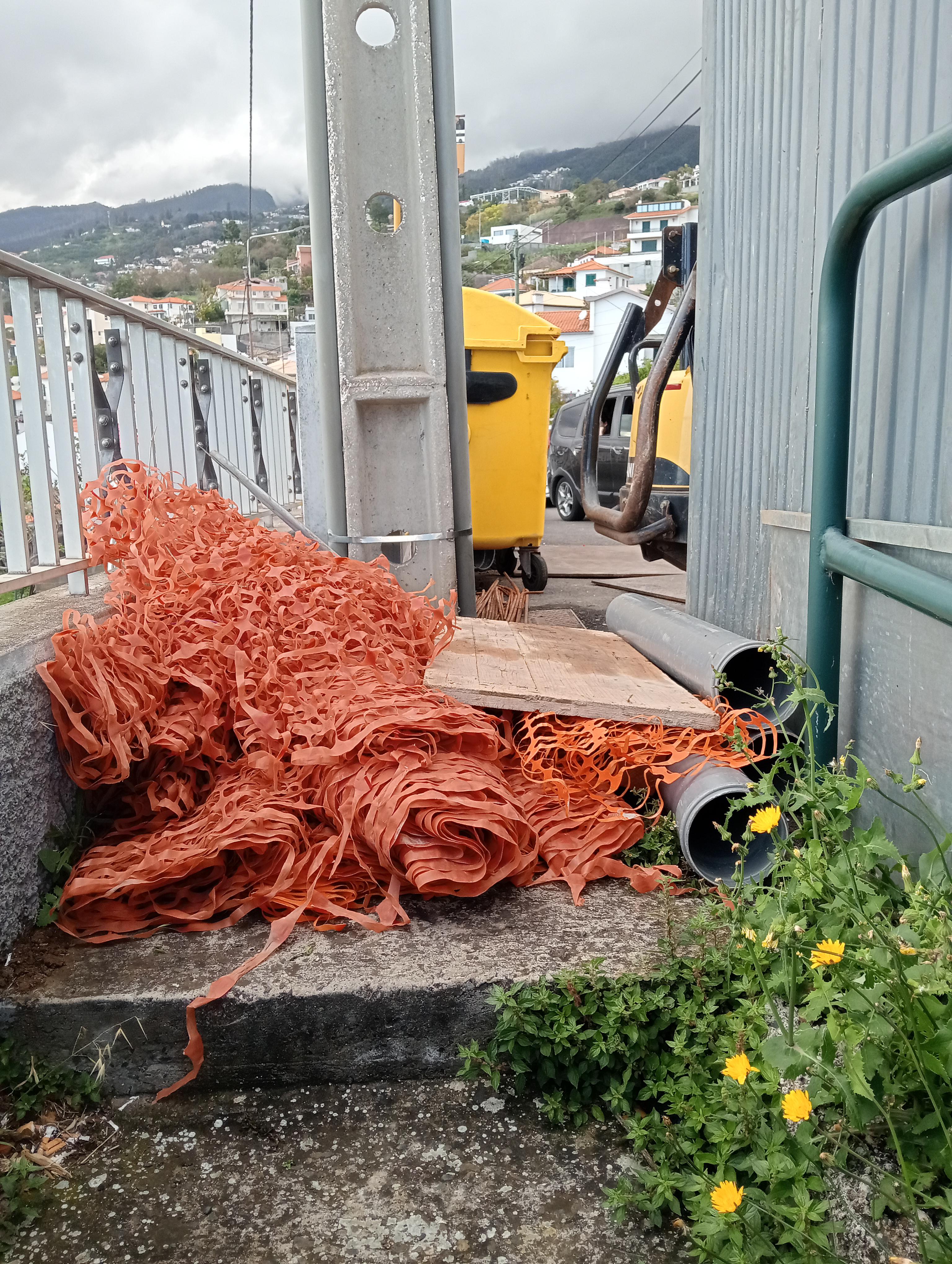 Materiais de obra deixados na via pública indignam populares da Boa Nova
