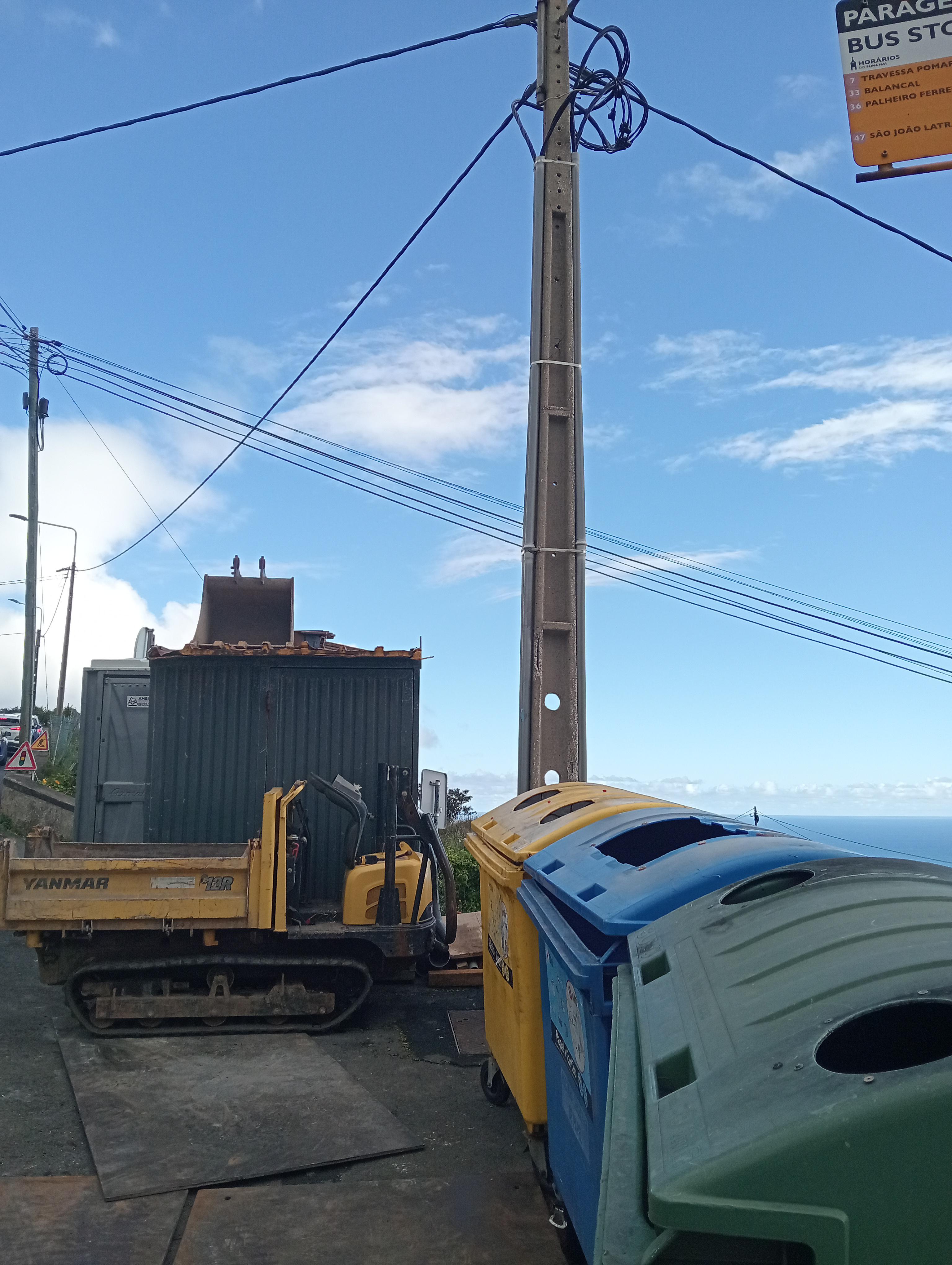 Materiais de obra deixados na via pública indignam populares da Boa Nova