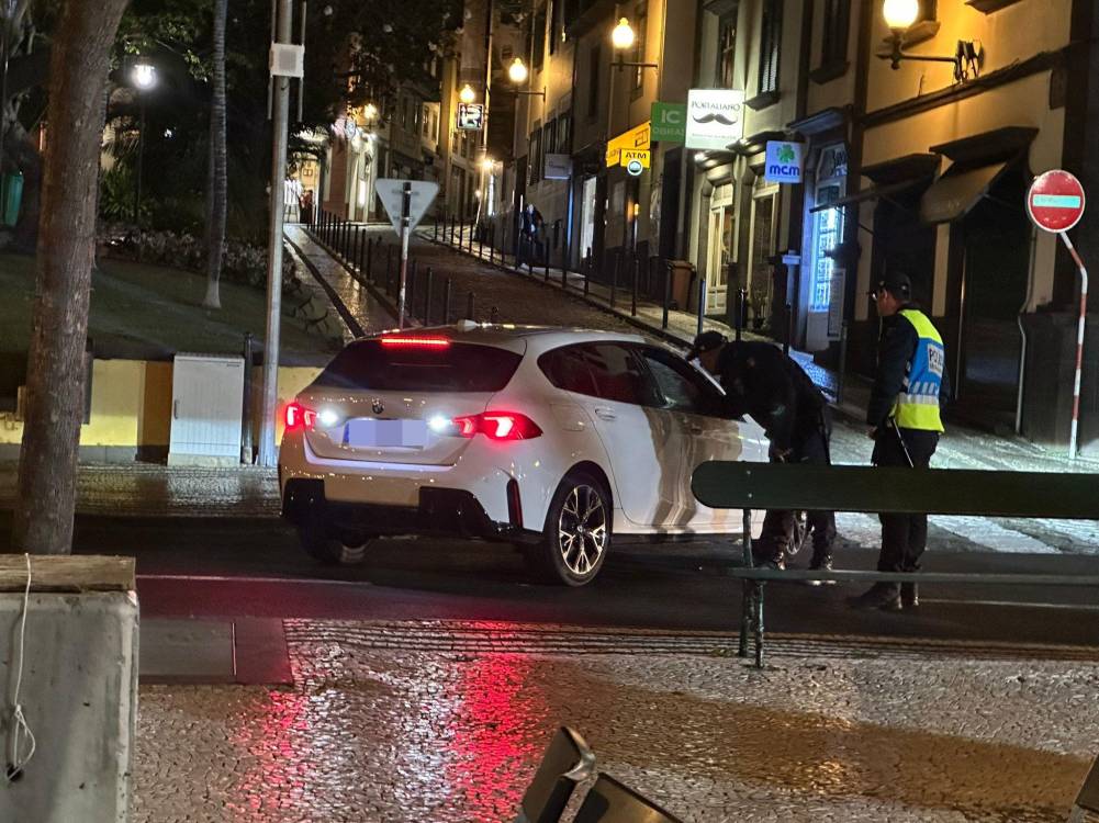 Carro em contramão na Avenida Arriaga