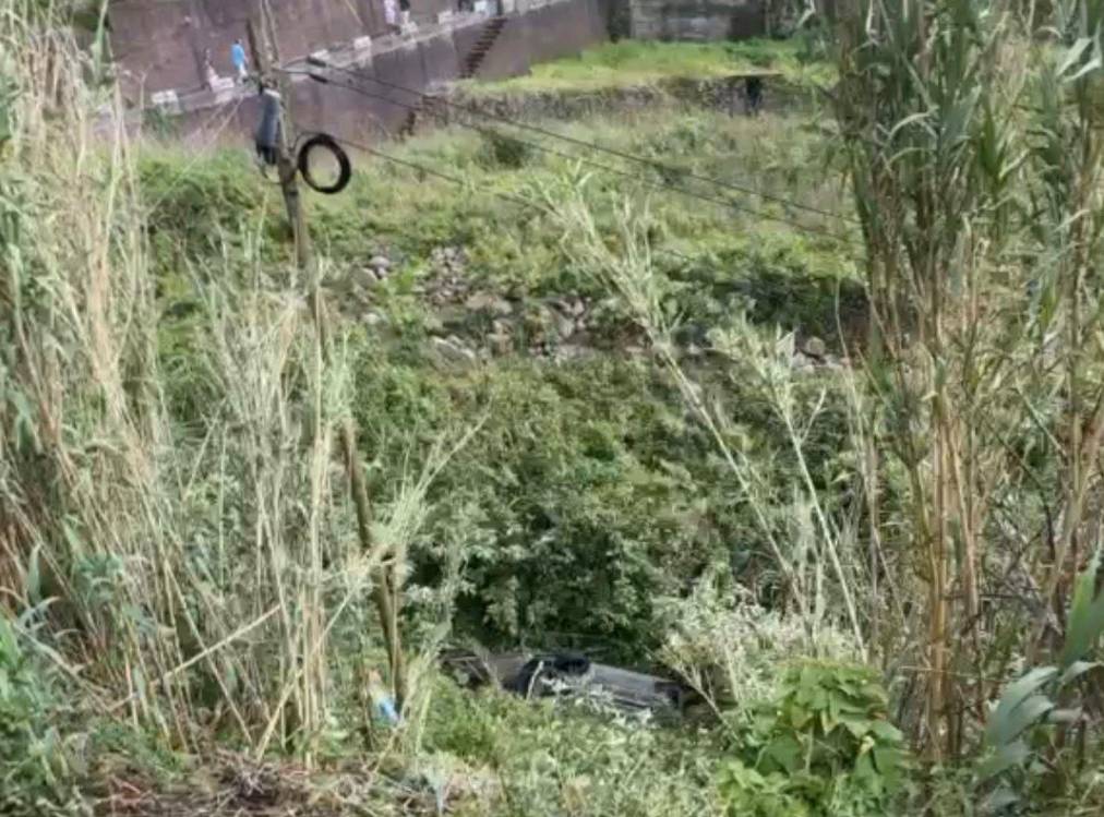 Despiste em São Vicente projeta viatura para dentro do ribeiro