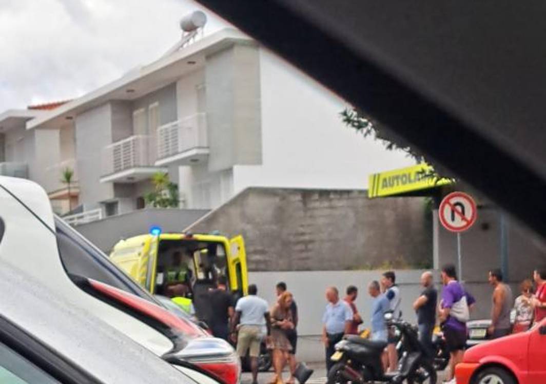 Trotinete provoca acidente ao atropelar uma mulher