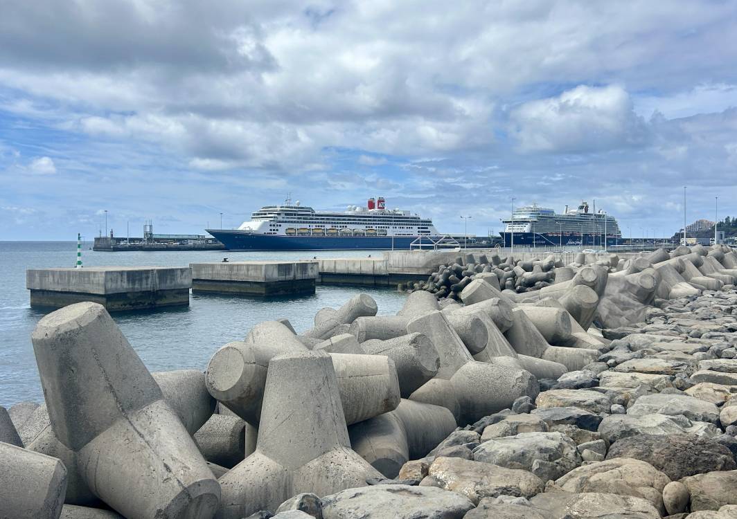 Porto do Funchal com dois navios cruzeiros