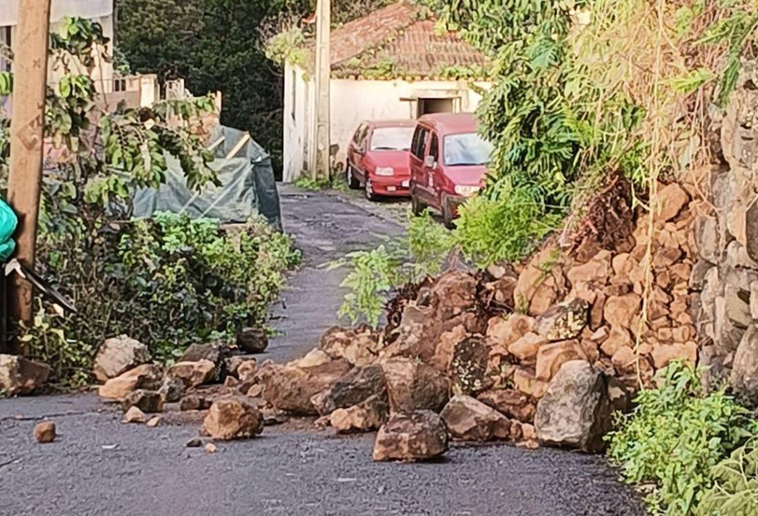 Queda de muro impossibilita circulação na Estrada da Quinta de Santa’Ana em Machico