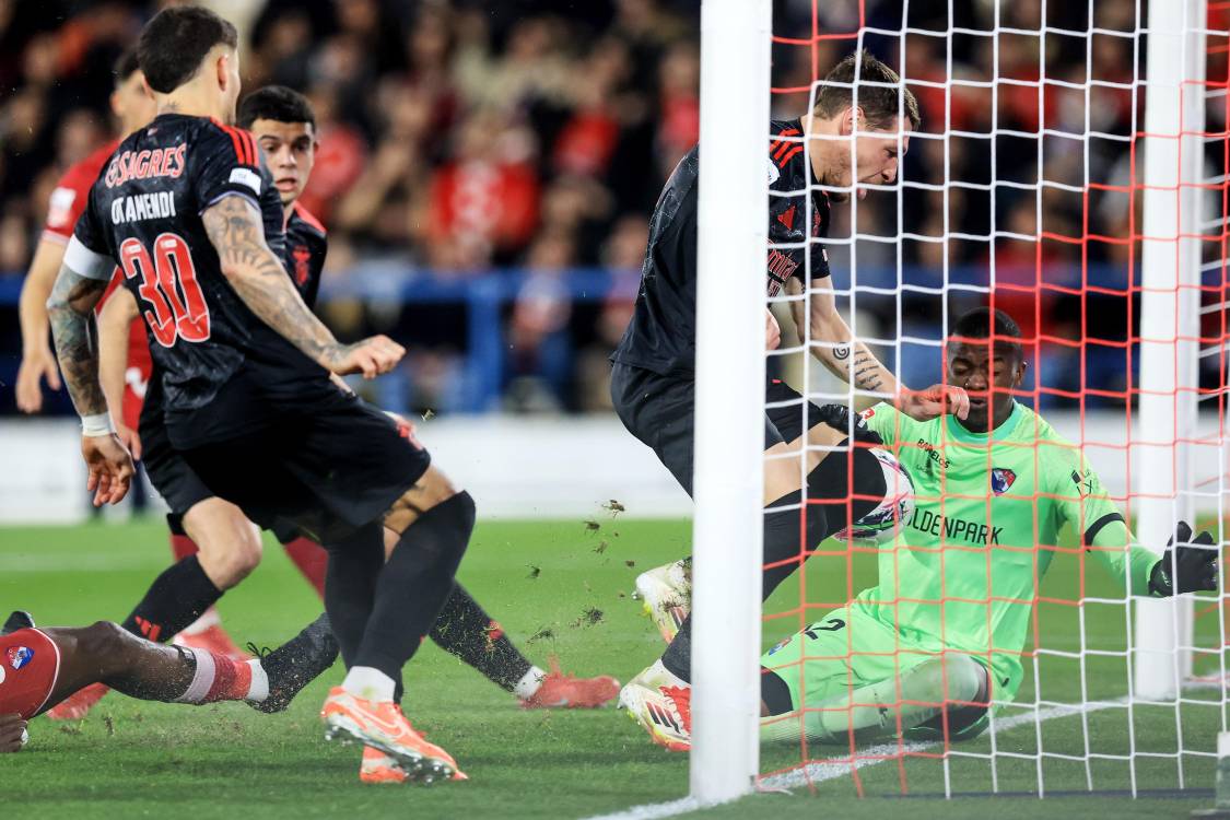 Benfica vence em Barcelos e alcança Sporting na liderança