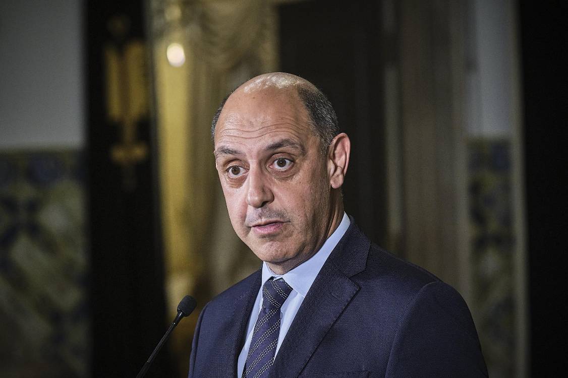 Ex-ministro rejeita que atraso no concurso dos helicópteros do INEM se deveu a razões financeiras