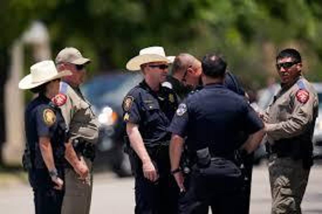 Atirador morre após balear sete polícias no Texas