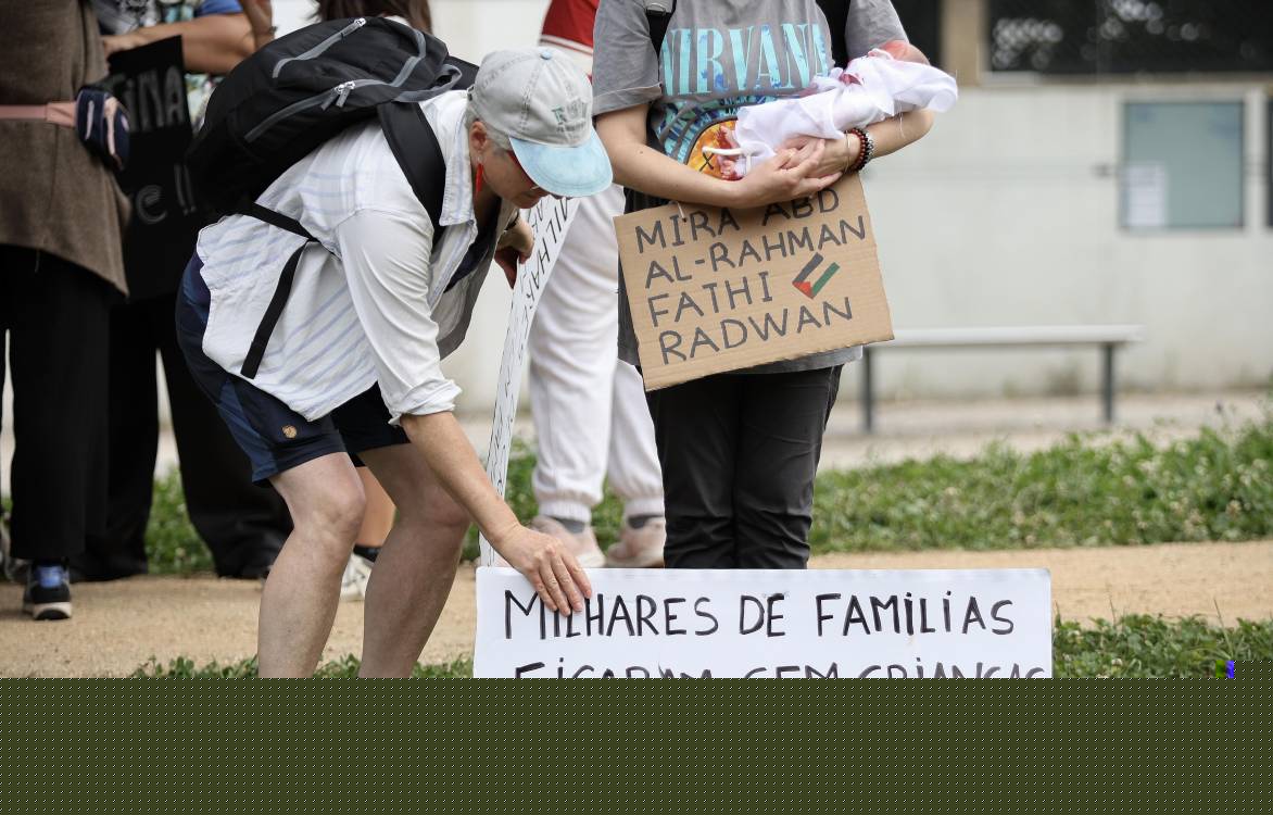 Com bonecos como bebés, cidadãos evocam no Porto morte de crianças palestinianas (com fotos)