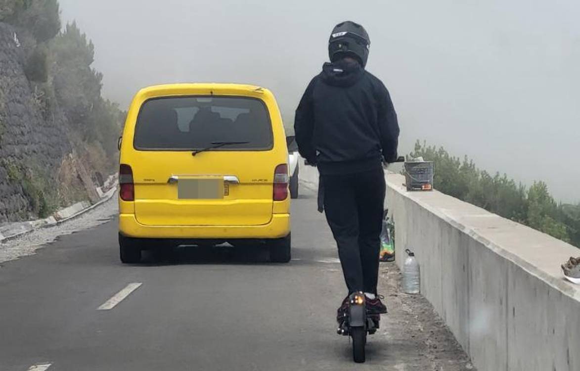 Turista vai de trotinete até ao Pico do Areeiro