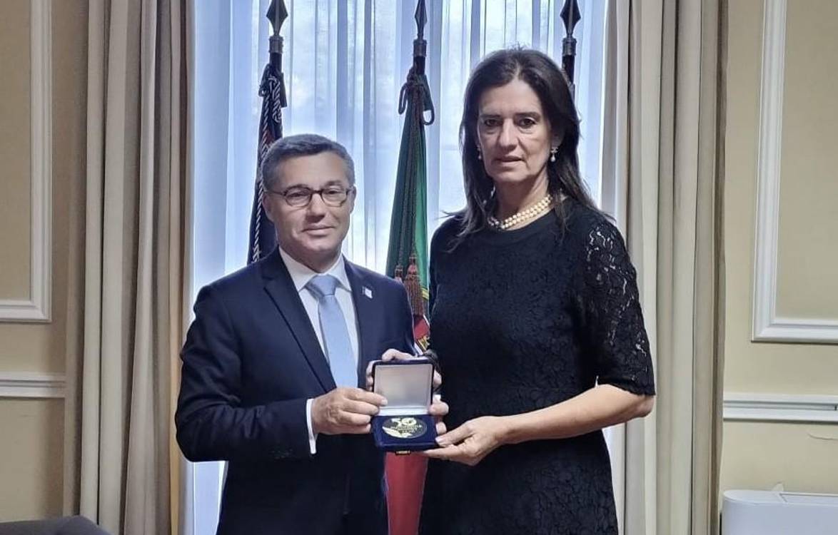 Rubina Leal recebe medalha dos 50 anos da Autonomia dos Açores