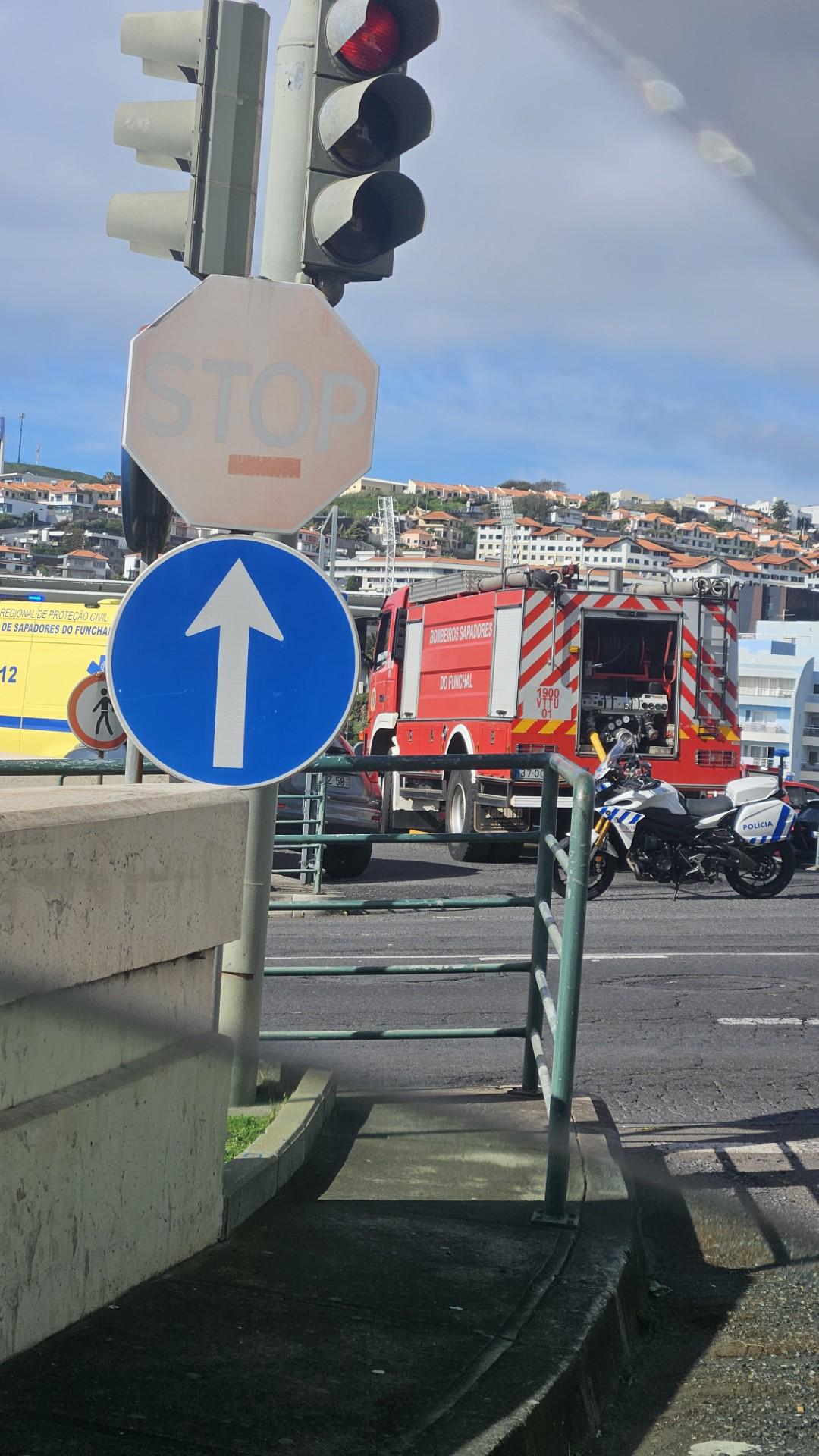 Fogo em mato junto ao Hospital Dr. Nélio Mendonça