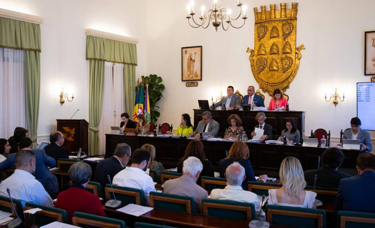 Assembleia Municipal do Funchal unânime na atribuição da Medalha de Mérito (Grau Ouro) a cinco personalidades