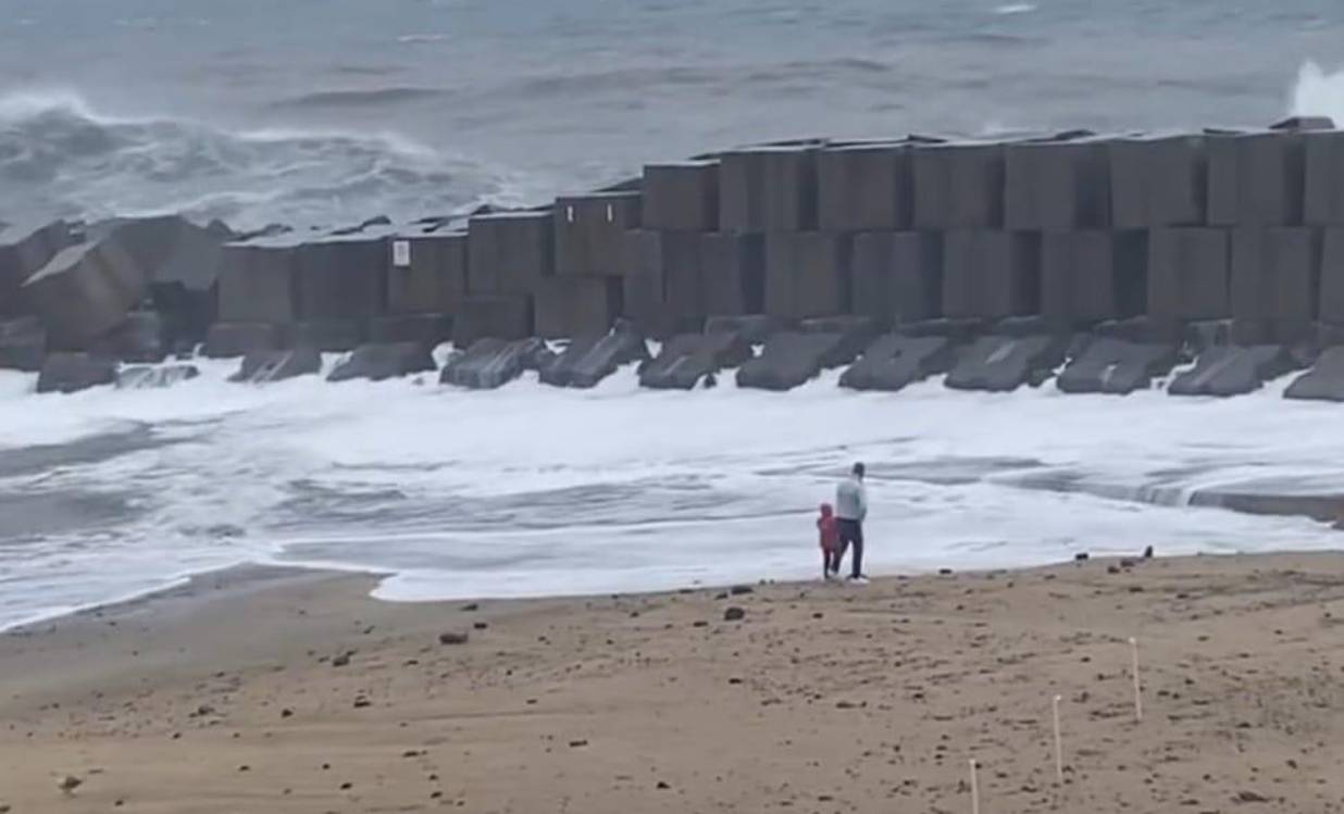 Populares alertam para homem a enfrentar o perigo das ondas com uma criança (com vídeo)