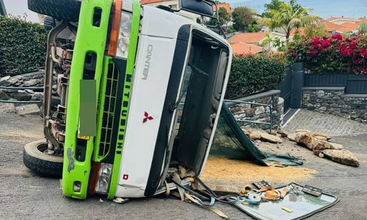 Aparatoso capotamento causa transtornos no trânsito no Funchal (com fotos)