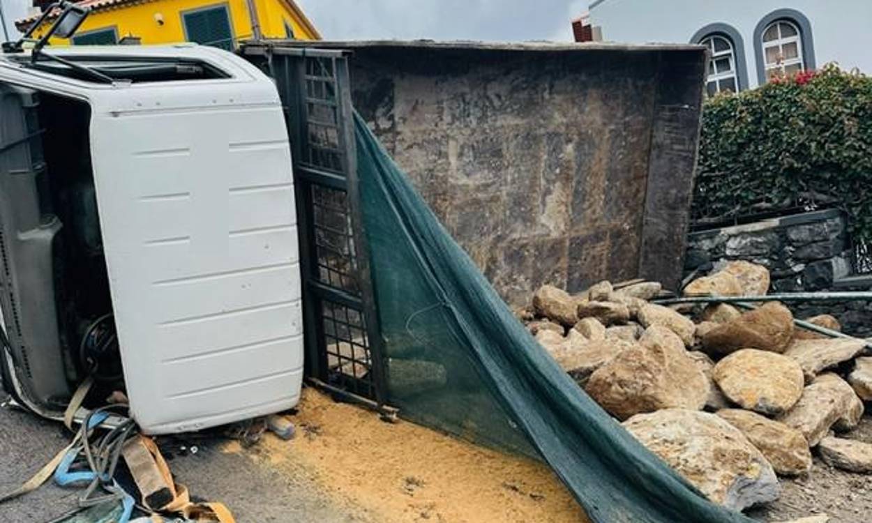 Aparatoso capotamento causa transtornos no trânsito no Funchal (com fotos)