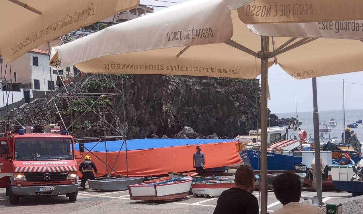 Foco de incêndio deflagrou em barco na baía de Câmara de Lobos (com vídeos)