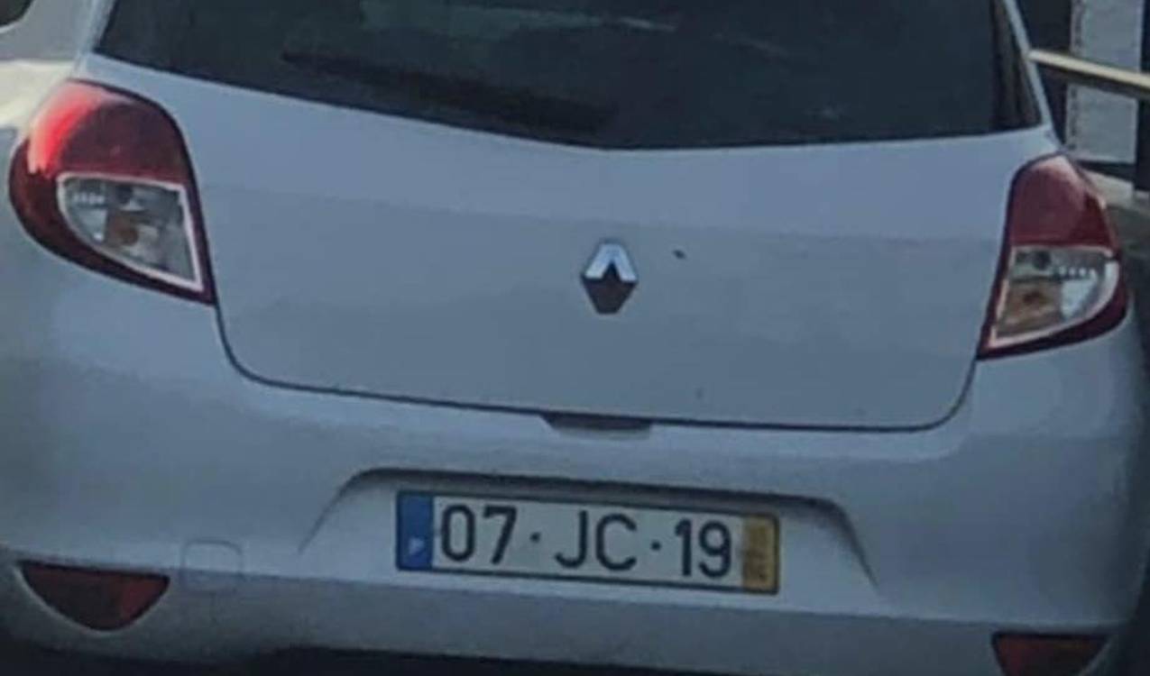 Carro roubado em frente ao cemitério de Câmara de Lobos